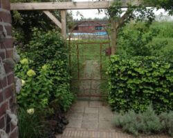 pergola doorgang met sierhekwerk