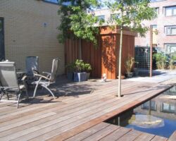 vlonderpartij met brede planken